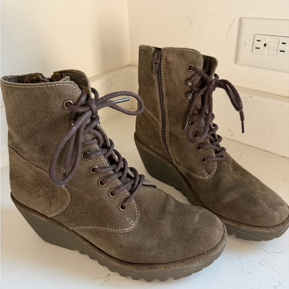 Fly London green Suede Boots sz 8